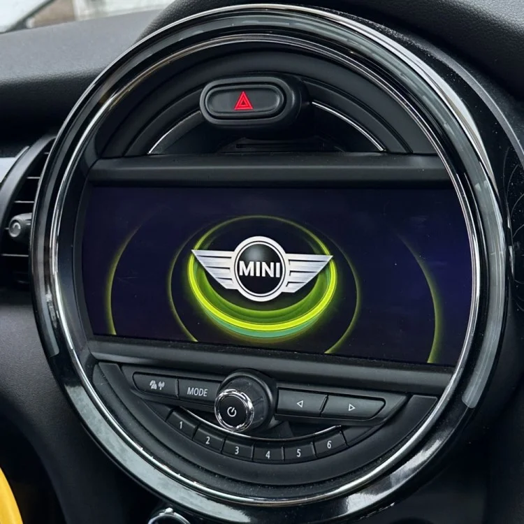 BMW-Mini-Bootloader-in-car-750x750-1.jpg