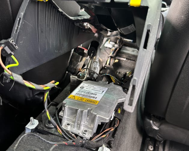 vervangen en inleren airbagmodule E87 ACSM