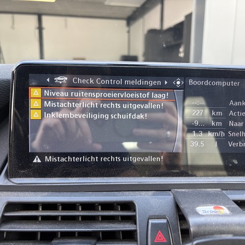 Check Control meldingen op het scherm van een BMW X5 E70