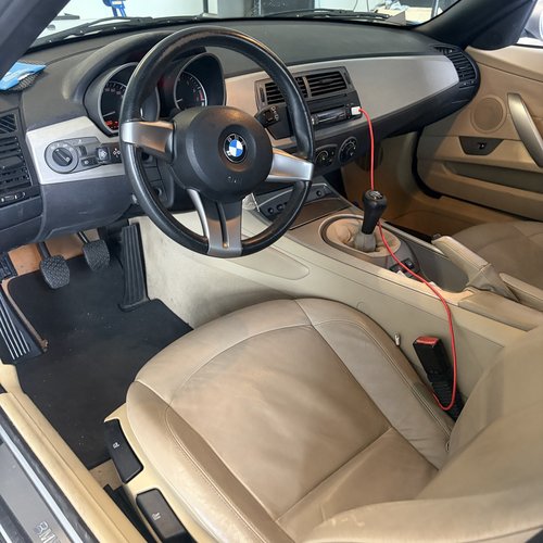 Interieur van een BMW Z4 E85 met de diagnosekabel aangesloten tijdens het uitlezen